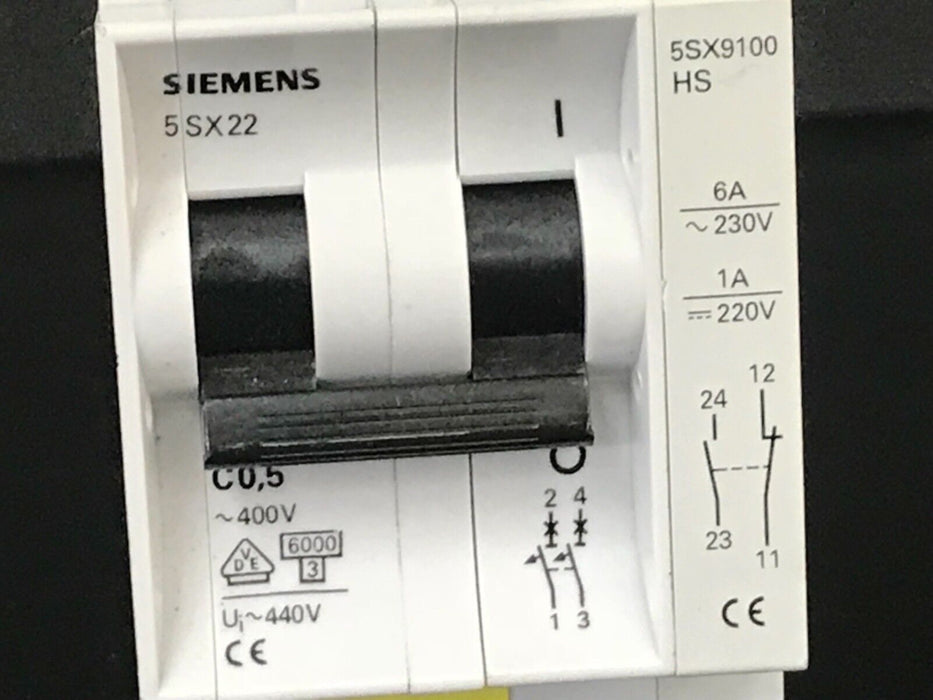 SIEMENS 5SX22 CIRCUIT BREAKER 5SX22C0,5 0.5A, 400V, 2P W/ 5SX9100-HS CONTACT