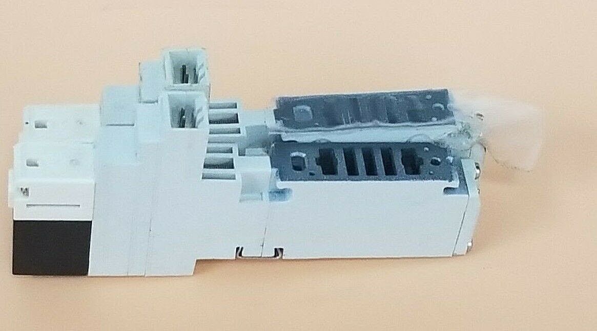 LOT OF 2 SMC VQ1100-5 SOLENOID VALVE VQ11005, 0.1~0.7MPa, DC 24V, 1W