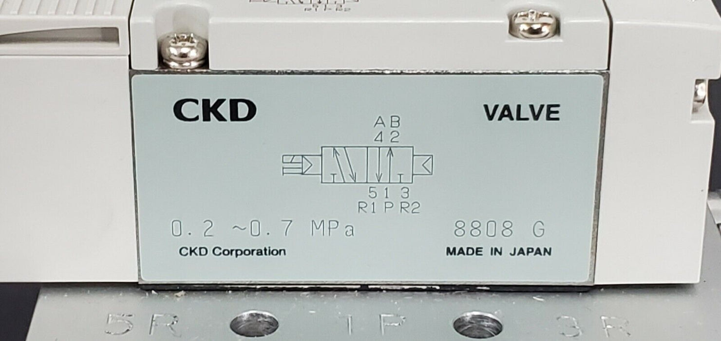 NIB CKD M4GB310R-C10-E2D-2-3 VALVE MANIFOLD ASSEMBLY DC24V M4GB310RC10E2D23