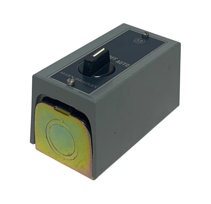 2 ALLEN BRADLEY 800S-R3SX /M BULLETIN 800S SELECTOR SWITCH STATIONS 3-POS NSMP