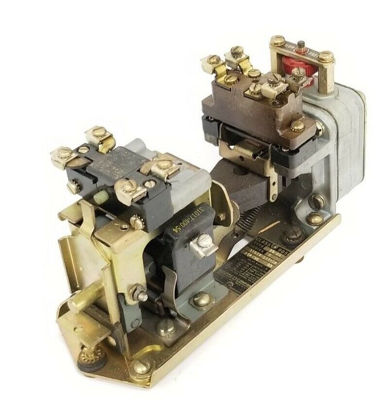 SQUARE D 9050-BO2D SER. E PNEUMATIC TIMING RELAY BO-2D B0-2D 9050BO2D