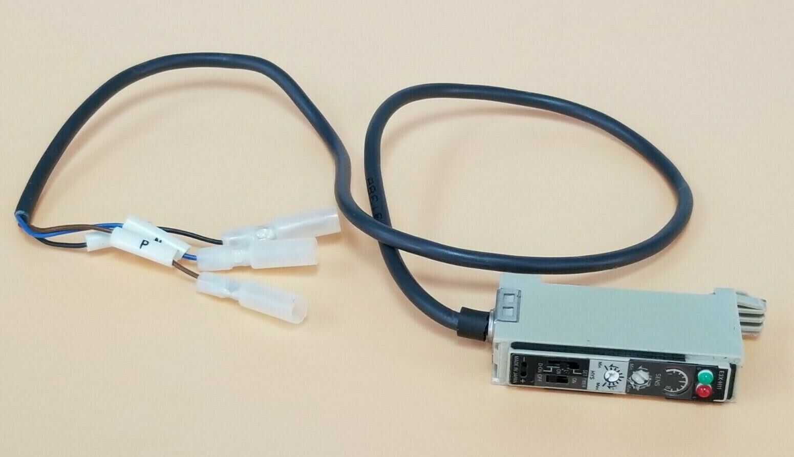 OMRON E3X-H11 PHOTOELECTRIC SENSOR 10-30VDC, E3XH11 *MISSING COVER* (20'' LEAD)