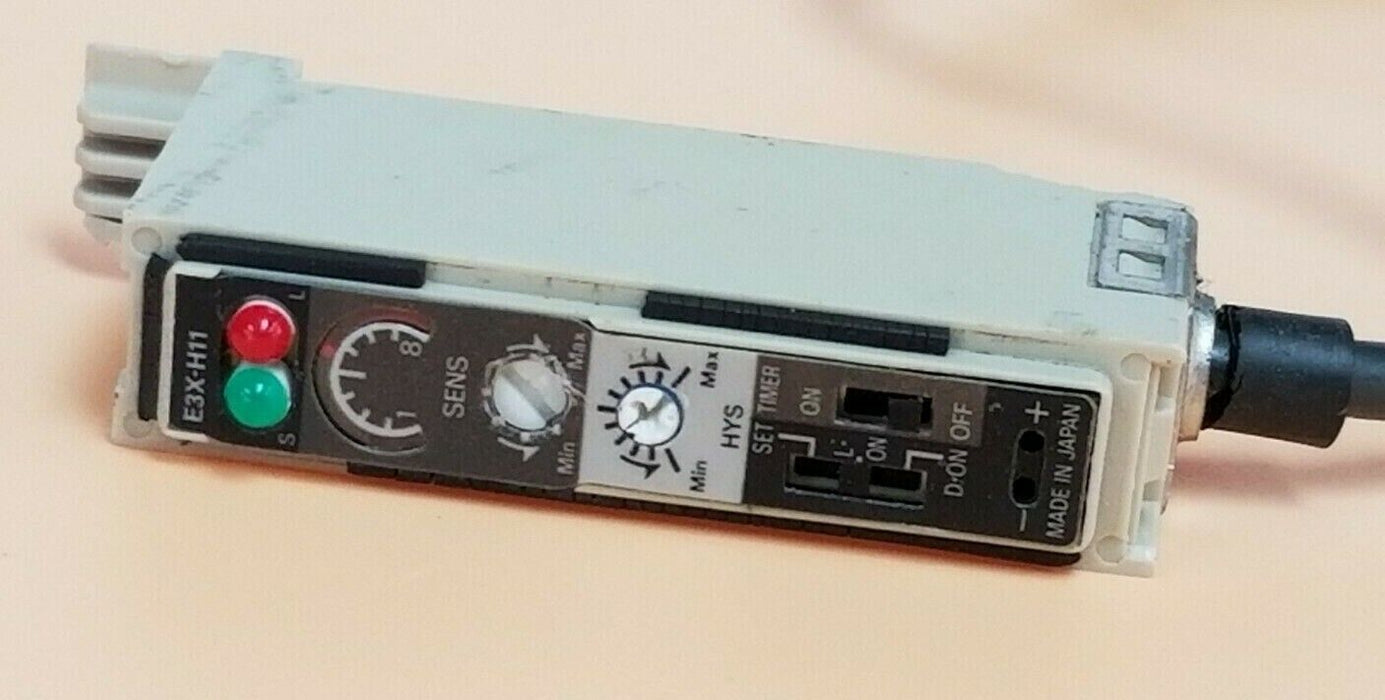 OMRON E3X-H11 PHOTOELECTRIC SENSOR 10-30VDC, E3XH11 *MISSING COVER* (20'' LEAD)