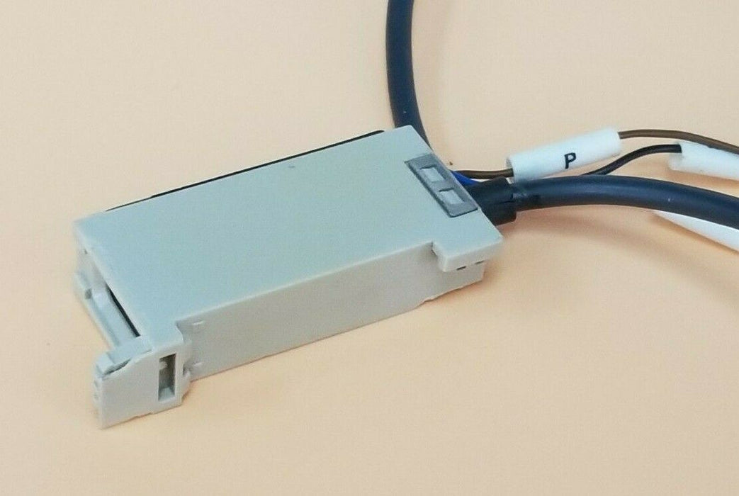 OMRON E3X-H11 PHOTOELECTRIC SENSOR 10-30VDC, E3XH11 *MISSING COVER* (20'' LEAD)