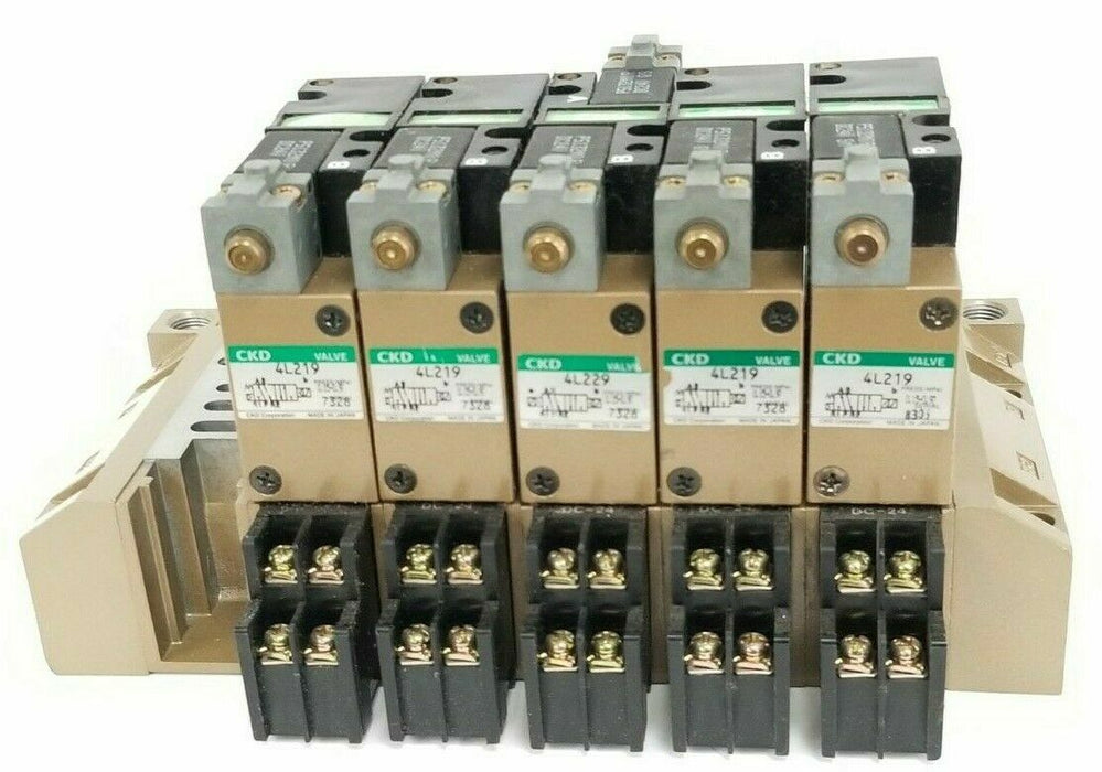 CKD 022001 MANIFOLD BLOCK W/ (5) 4L219 & (1) 4L229 SOLENOID VALVES, P5132M0R
