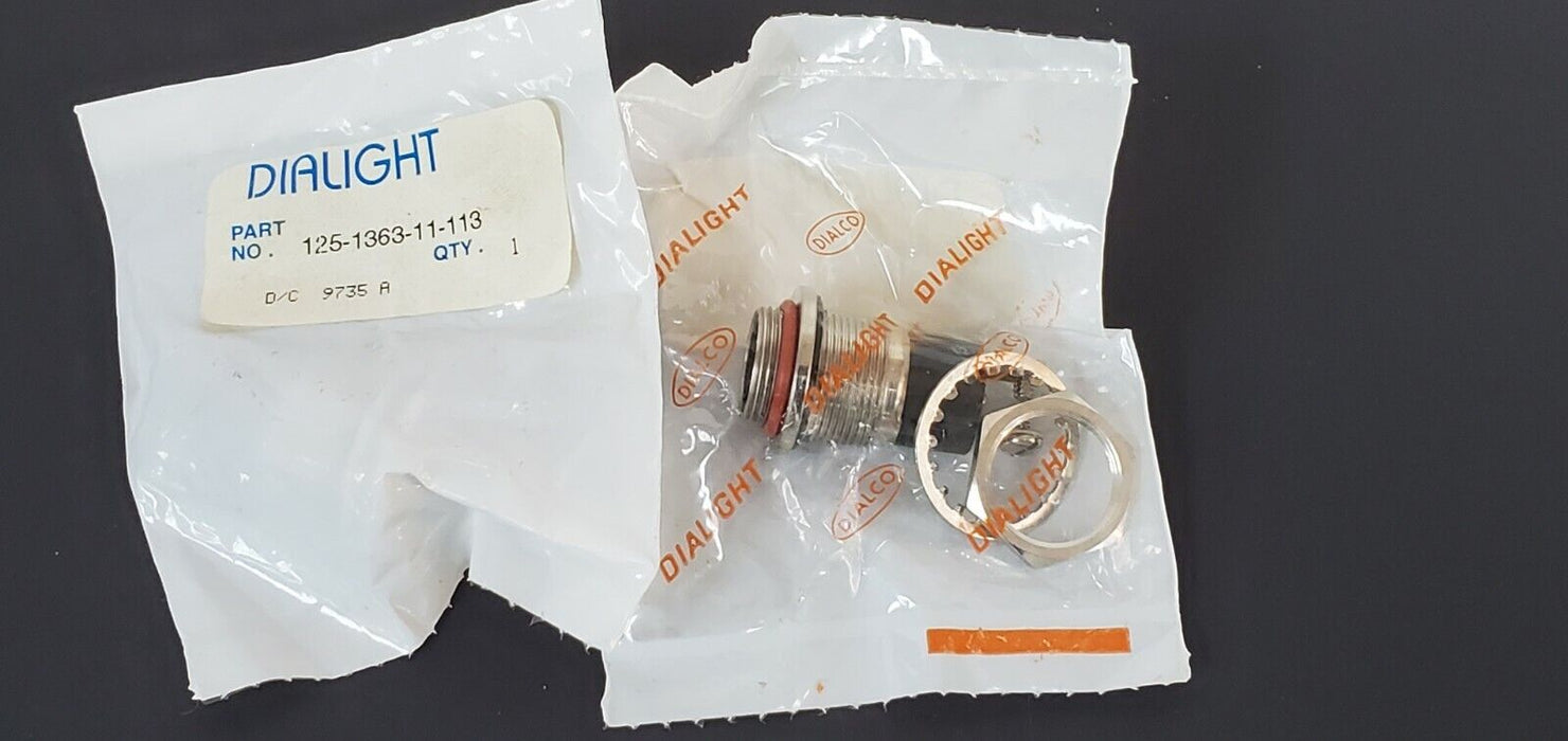 LOT OF 5 NEW DIALIGHT 125-1363-11-113 LAMP BASES D/C 9735 A 125136311113