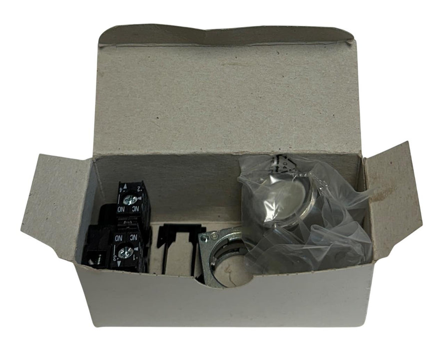 2 SIEMENS 3SB3 651-0AA71 / 3SB36510AA71 ILLUMINATED PUSHBUTTONS 110V CLEAR NSMP