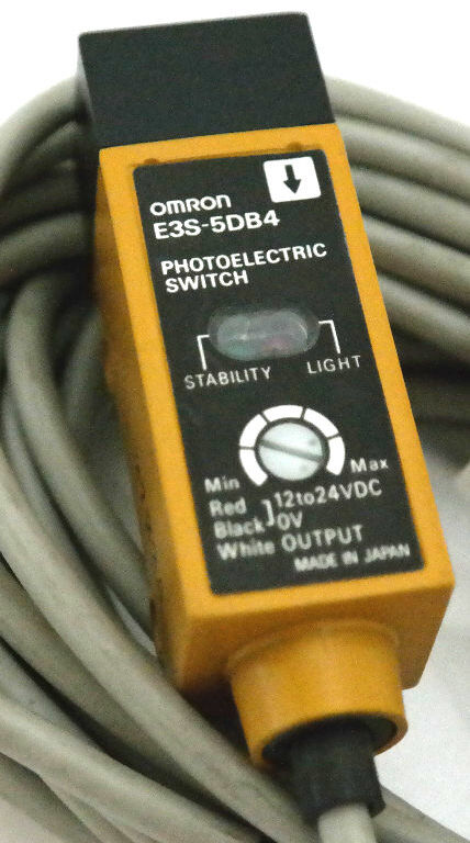 NEW OMRON E3S-5DB4 PHOTOELECTRIC EMITTER 5M RANGE 12-24VDC E3S5DB4