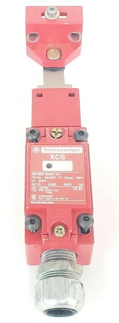 TELEMECANIQUE XCS-A713 LIMIT SWITCH XCSA713 W/ KEY, XCS