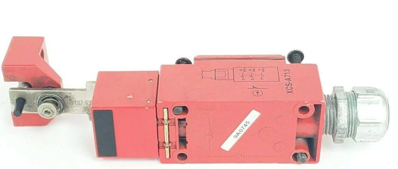 TELEMECANIQUE XCS-A713 LIMIT SWITCH XCSA713 W/ KEY, XCS